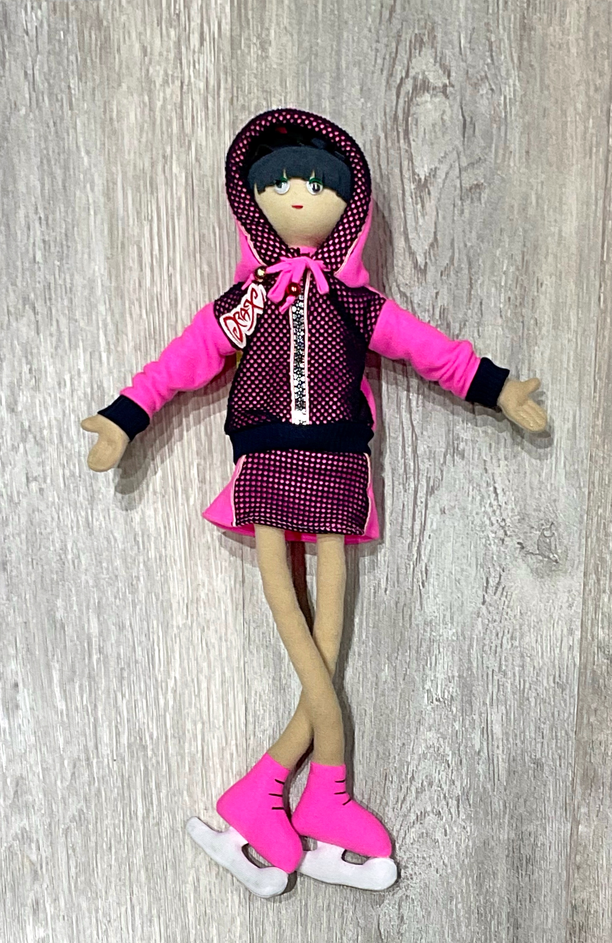 Кукла на коньках со съёмной одёжкой