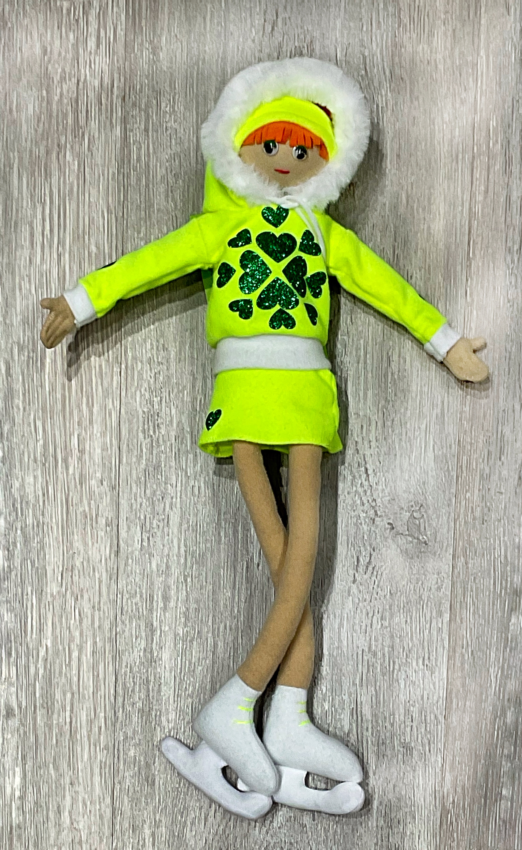 Кукла на коньках со съёмной одёжкой